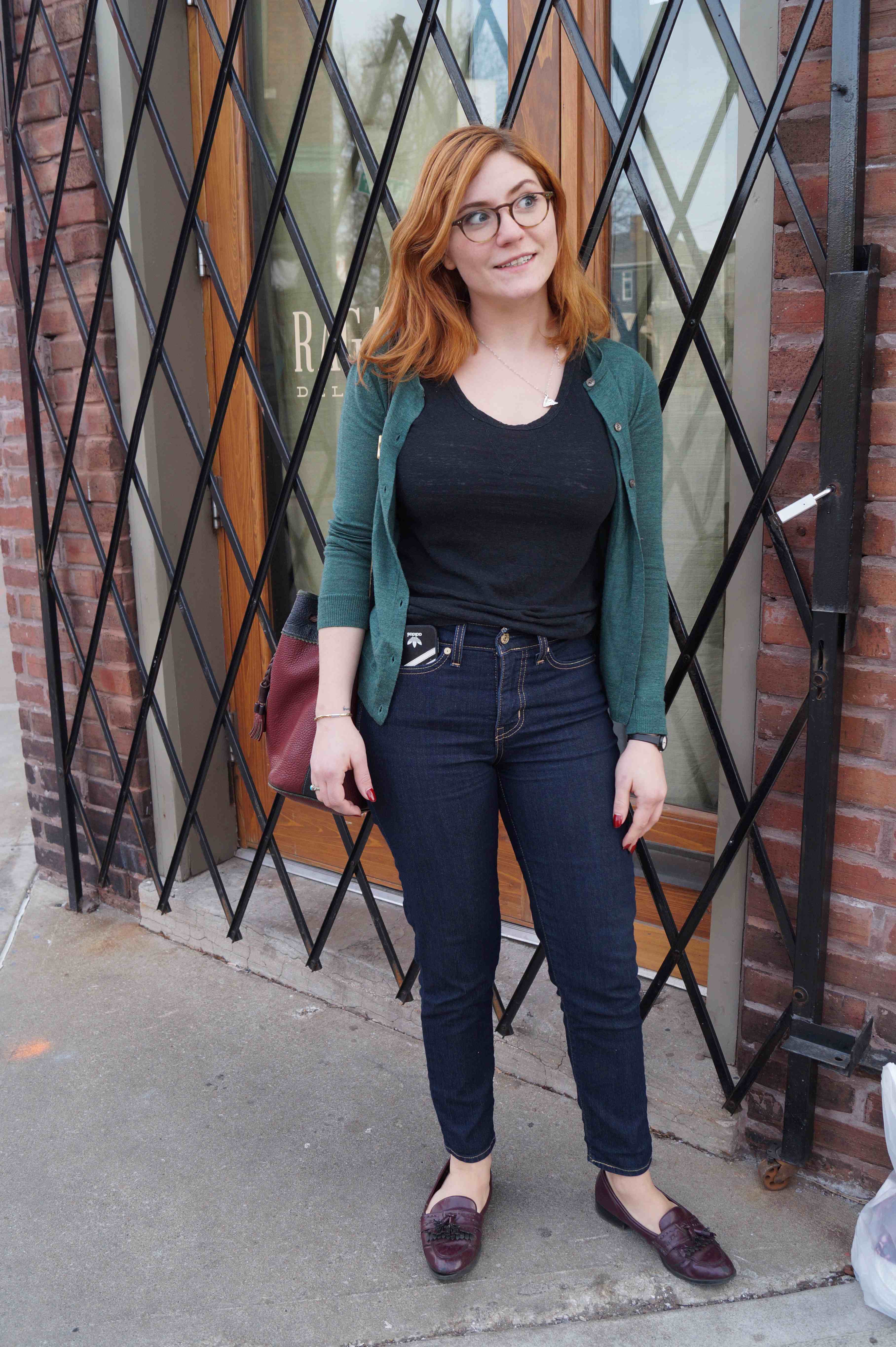 I love how this gal can so subtly, yet affectively, display her style. With her cardigan, leather loafers, and adorable glasses, she has a sort of preppy feel, which she counteracts with her jeans and relaxed tee.