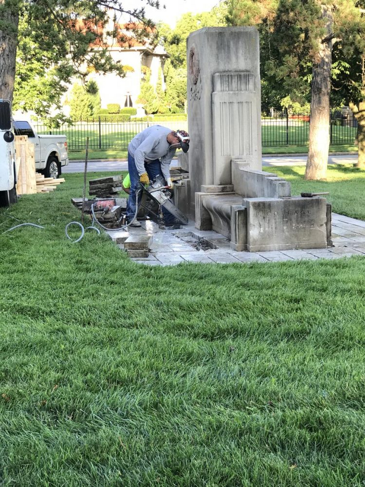 A worker begins to take down the monument on Ward Parkway. photo by Margaux Renee