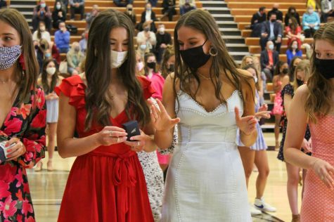 Junior Sam Begnaud admires a junior Ellie Batliner’s new ring during the Junior Ring Ceremony April 17. The ceremony was held from 5-6 p.m. and the dance from 6:30-7 p.m.. photo by Carmon Baker
