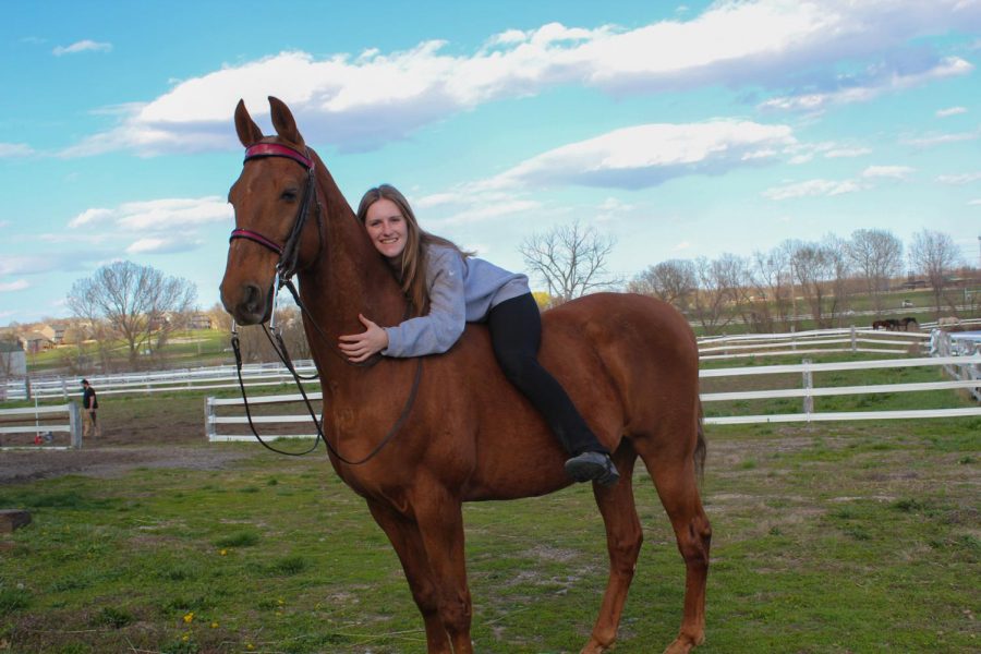Sophomore Zoë Hoss with a horse she rides named Houdini March 31. Zoë has been horse showing since she was 10 years old. photo by Caroline Hinkebein 