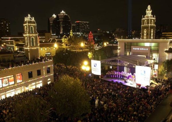 A crowd around 300,000 jammed the Country Club Plaza on Thanksgiving evening to witness Kansas Citys traditional herald of the Christmas season in 2000. photo courtesy of The Kansas City Star.